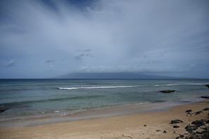 En la playa, camastros y toallas de playa