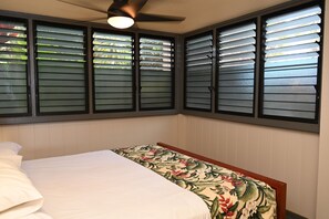 1 habitación, caja de seguridad en la habitación y escritorio