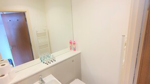 Bathroom - (189OC-4) Cozy Studio Near Beach & Town Centre 189OC-4 (Bournemouth)