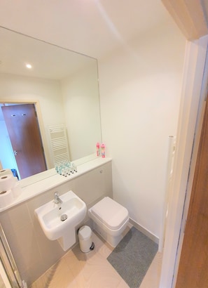 Shower, towels - (189OC-4) Cozy Studio Near Beach & Town Centre 189OC-4 (Bournemouth)