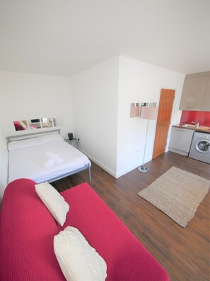 1 bedroom, travel crib, WiFi, bed sheets - (189OC-4) Cozy Studio Near Beach & Town Centre 189OC-4 (Bournemouth)