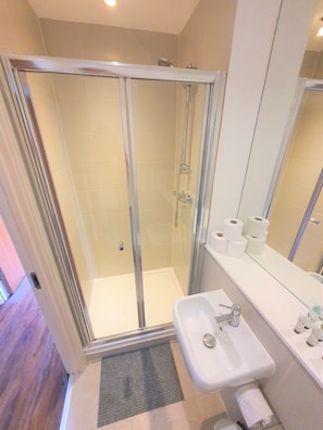 Shower, towels - (189OC-4) Cozy Studio Near Beach & Town Centre 189OC-4 (Bournemouth)