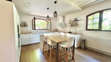 Een koelkast, een microgolfoven, een oven, een vaatwasser