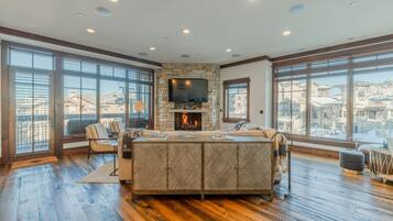 Smart-tv, een open haard, een dvd-speler en boeken