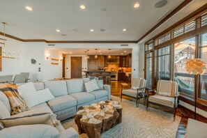Smart TV, chimenea, reproductor de DVD y libros 