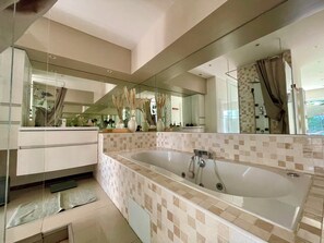 Duschwanne, Haartrockner