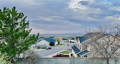 House with beautiful mountain view! 5 min to SUU