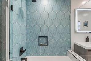 Combined shower/bathtub, hair dryer, towels, soap - ♦ WHOA!, NEW SEAVIEW OASIS HAS IT ALL - VIEWS ♦ SPA ♦ GAMEROOM ♦ (San Diego)
