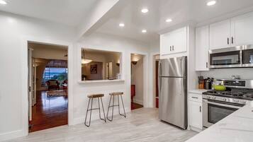 Een koelkast, een magnetron, een oven, een kookplaat