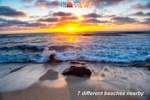 Playa en los alrededores, camastros y toallas de playa 