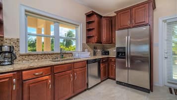 Kjøleskap, mikrobølgeovn, ovn og kokeplater