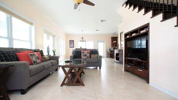 TV, bøker og kontorer