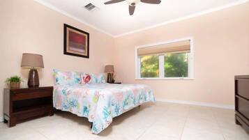 3 slaapkamers, een strijkplank/strijkijzer, reisbedje, wifi