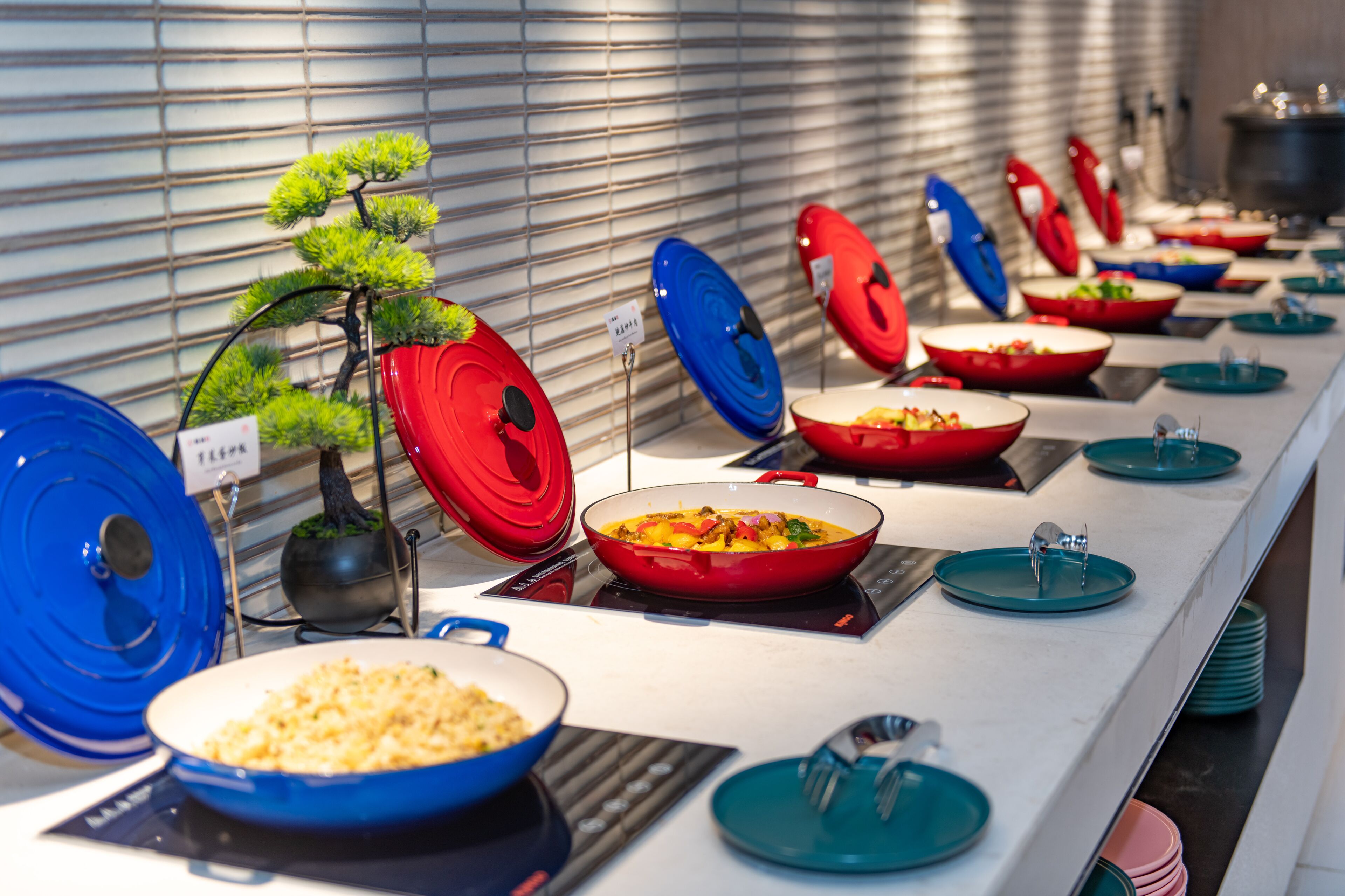 อาหารเช้าแบบบุฟเฟ่ต์ทุกวัน (CNY 58 ต่อคน)