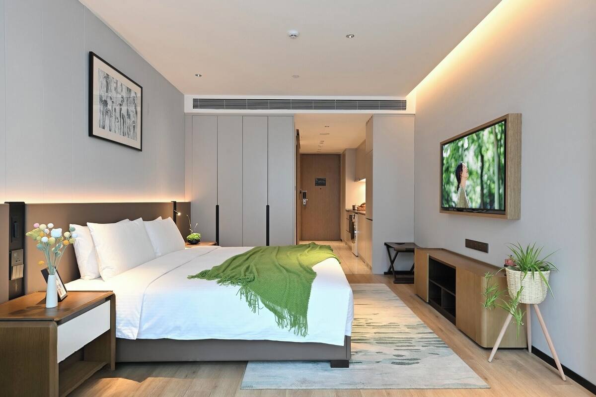Deluxe Studio | Down duvets, desk, laptop workspace, soundproofing