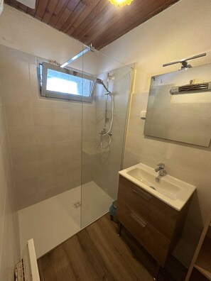 Bathtub, toilet paper - Stone house in small hamlet, Ideal for nature lovers and hikers (Privas)
