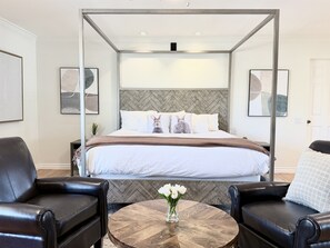 5 bedrooms, desk, iron/ironing board, free WiFi