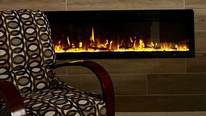 Una sala de estar moderna con un televisor de pantalla plana montado en una pared de madera y una chimenea empotrada debajo.