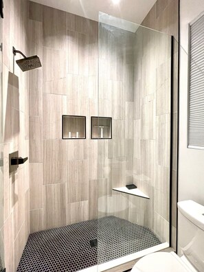 Dusche, Haartrockner, Handtücher, Seife