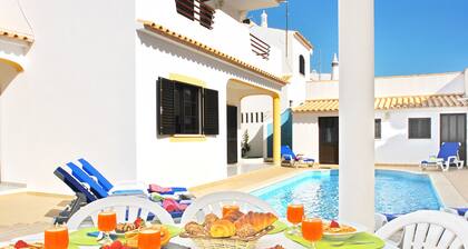 Villa w/ heatable pool & BBQ near the beach