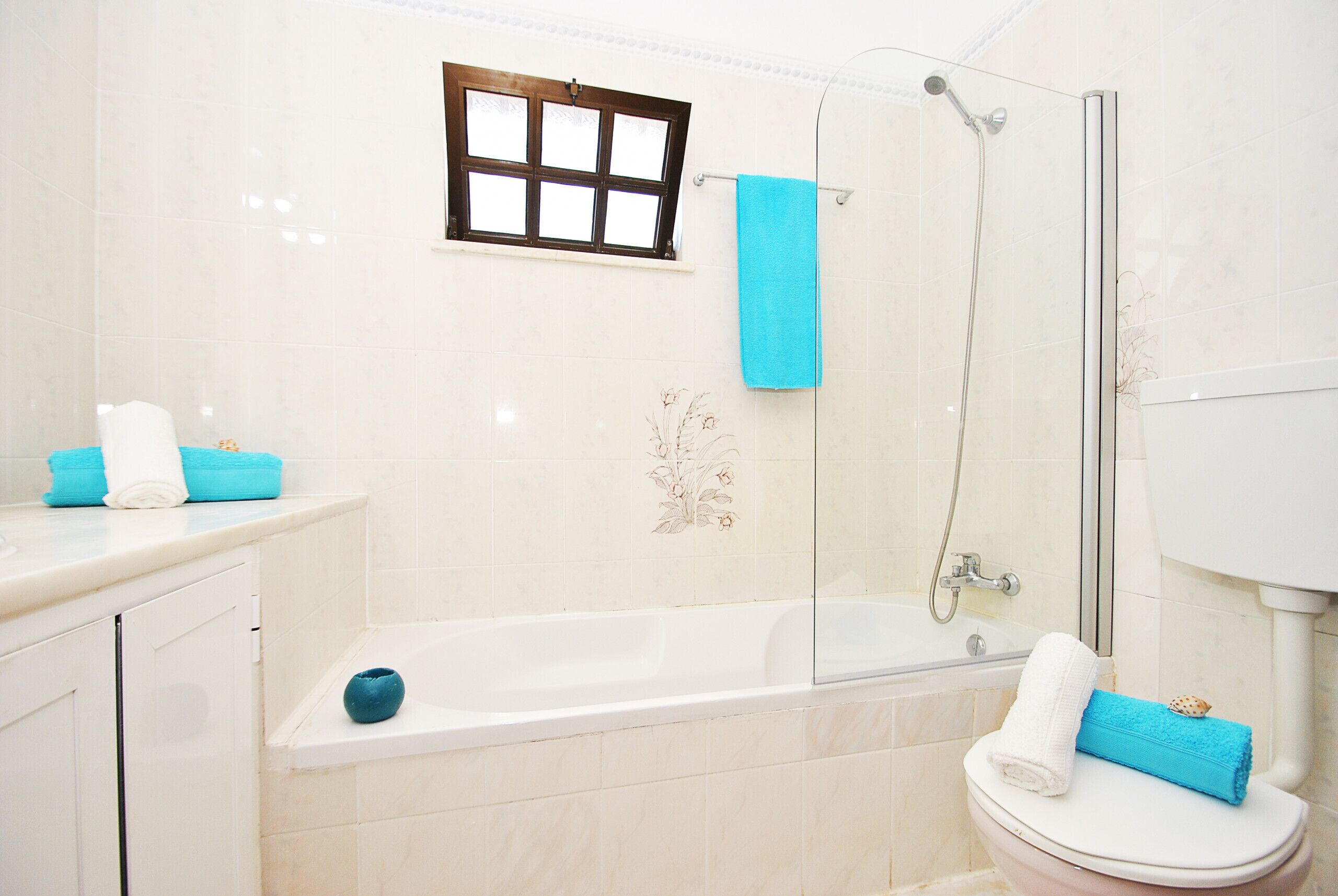 Badewanne, Haartrockner, Handtücher