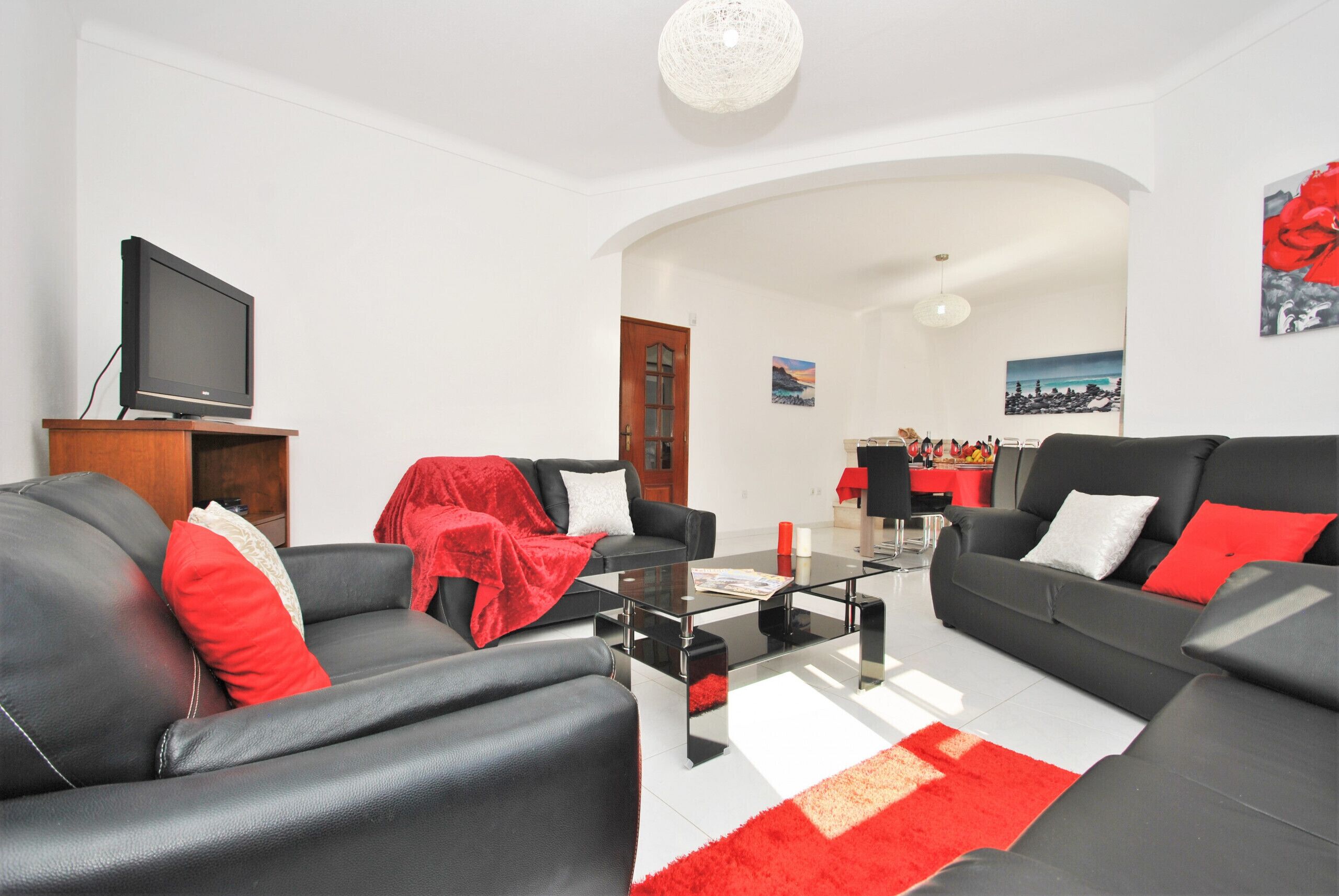 Een televisie en een tafeltennistafel