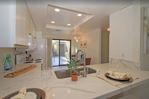 Palm Valley .. Relaxed Getaway, Pools and Sunsets! 