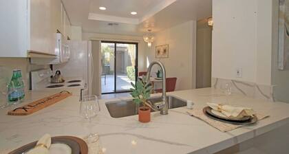 Palm Valley .. Relaxed Getaway, Pools and Sunsets!