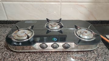 Fridge, oven, stovetop, electric kettle