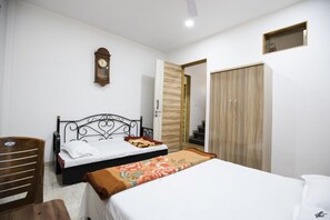 4 bedrooms, desk, iron/ironing board, WiFi - Spacious & Luxurious Family Homestay (Nashik)