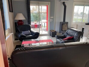 Fernseher, Tischtennisplatte, Stereoanlage, Drucker