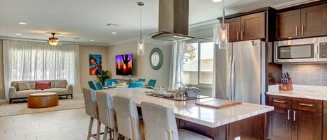 Kühlschrank, Mikrowelle, Ofen, Herdplatte