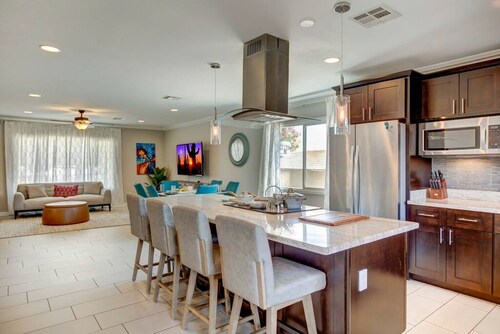 2 Minutes from Talking Stick Field and Top Golf