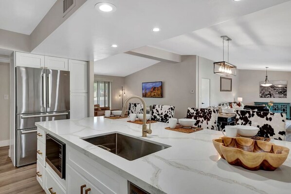 冰箱、微波炉、烤箱、炉灶