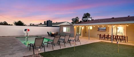 حمّام سباحة مُدفَّأ