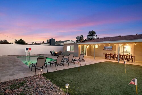 Family Friendly Getaway 3bd/2ba w/ Pool & Hot tub!