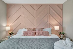 3 habitaciones, escritorio, tabla de planchar con plancha y wifi gratis 