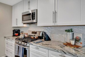 Refrigerador, microondas, horno y parrilla de estufa 