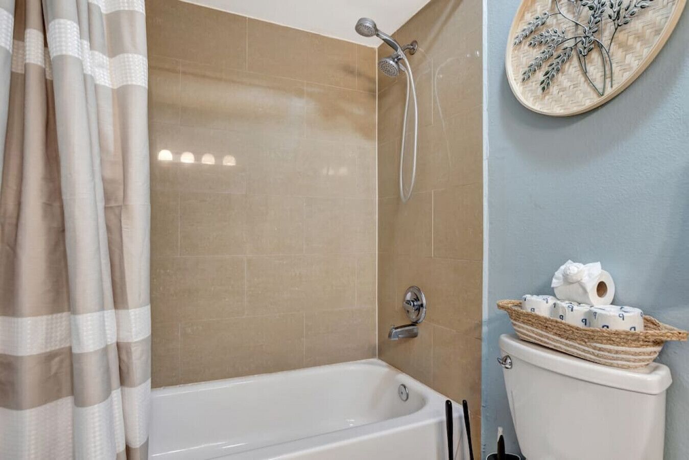 Ein Badezimmer mit Badewanne, Dusche und Toilette.