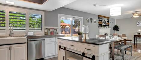 冷蔵庫、電子レンジ、オーブン、コンロ