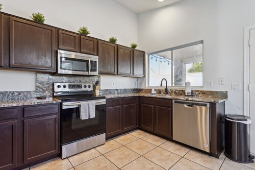 Spacious 4BR | 2BA w/ Pool – Near Cardinal Stadium