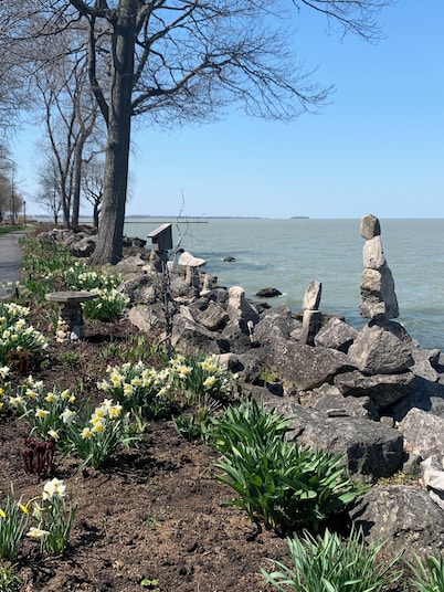 Private second-floor cottage nestled between Lakeside and Marblehead, sleeps 6!