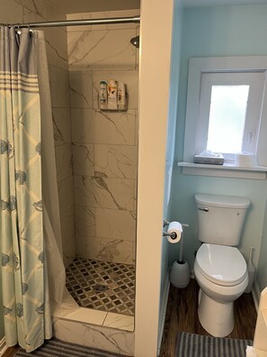 Shower, hair dryer, towels, soap - Private second-floor cottage nestled between Lakeside and Marblehead, sleeps 6! (Lakeside)