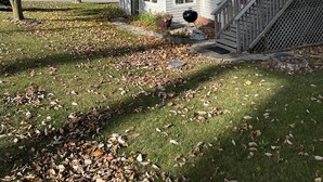 Une maison à deux étages avec un porche à l’avant, une cheminée bien visible et un escalier menant au deuxième étage.