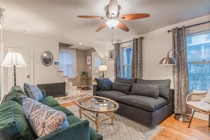 Smart TV, stereo - Adorable Kingston Cottage in the Heart of the Roundout Historic Area Downtown. (Kingston)