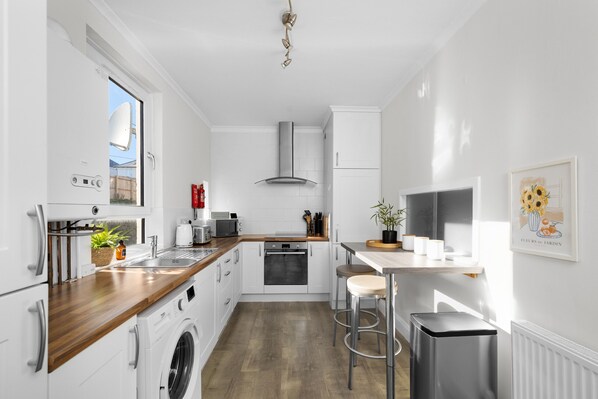 Køleskab, mikrobølgeovn, ovn, kogeplade