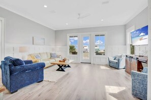 Un salon spacieux avec un canapé, une table basse et un téléviseur.