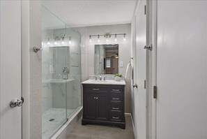 Een douche, een haardroger, handdoeken, shampoo