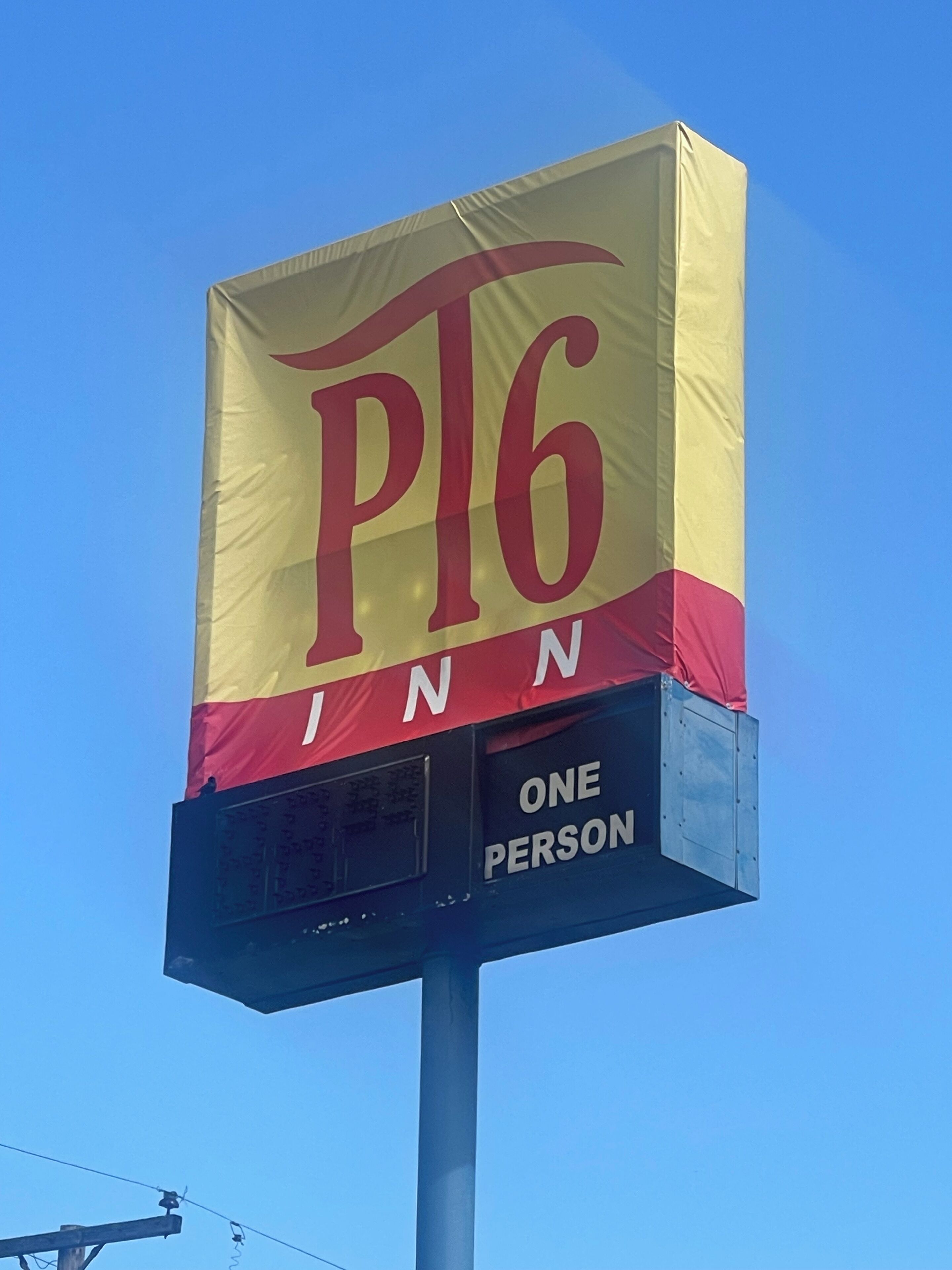 Une enseigne pour le PT6 Inn, avec un écran numérique en dessous indiquant « UNE PERSONNE ».