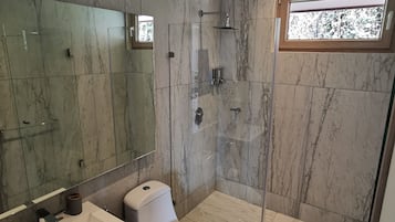Ducha, artículos de tocador gratuitos, secador de pelo, toallas